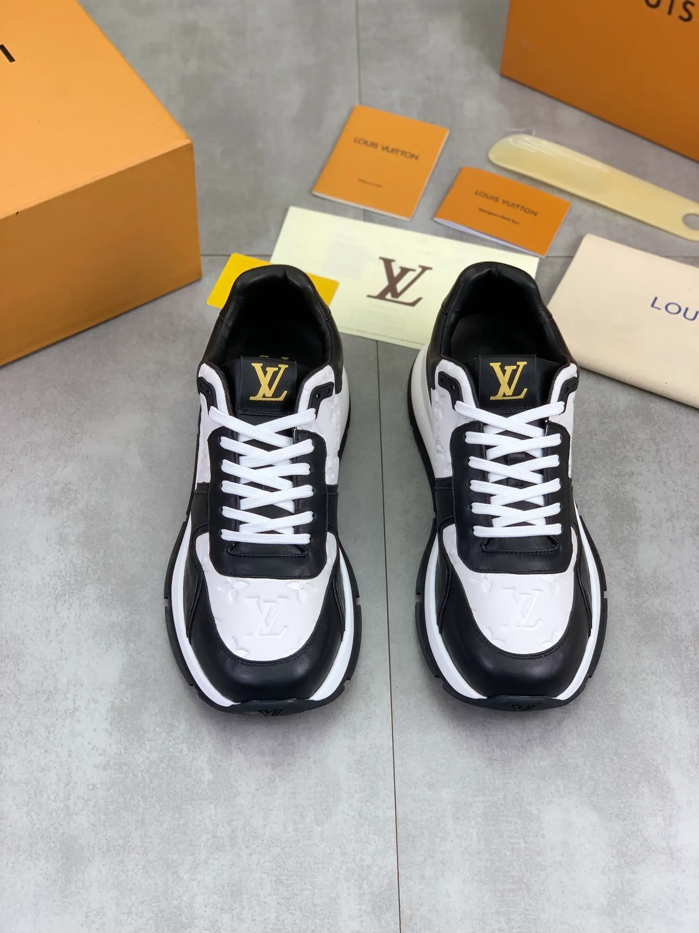 Factory price P820 💶 Top version [LOUIS VUITTON] counter series (original order) new style 🍀LV Louis Vuitton - top version LV classic high-top trendy shoes! Made of imported original craft calfskin, original breathable lining, and original wear-resistant, lightweight, high-end TPU outsole! High quality products! 3️⃣ colors available, size: men’s 39-44 (38 45 customized)